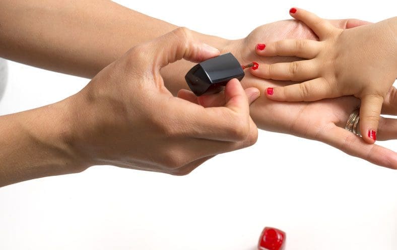 jongen met nagellak