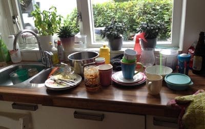 Als we niet meteen de afwas doen na de lunch.