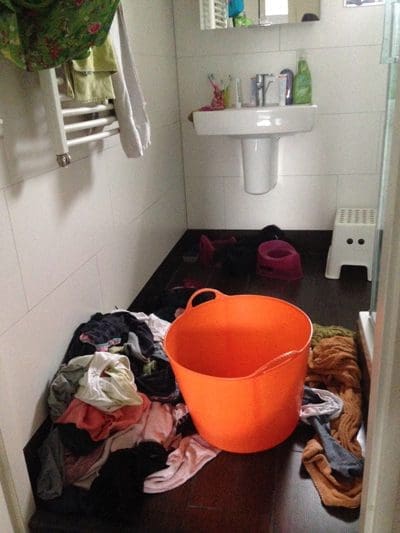 Serieus, dit is mijn freaking badkamer mét, hoe luxe, een wasmand!