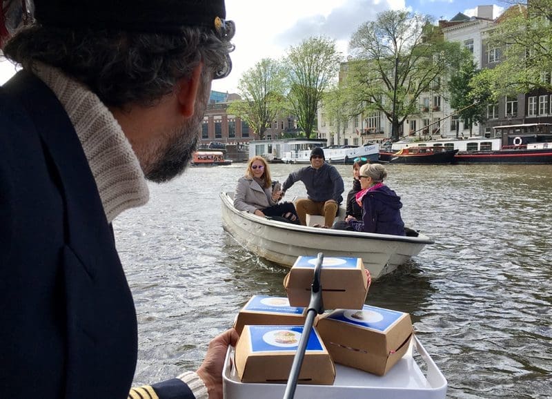 kapitein iglo deelt uit