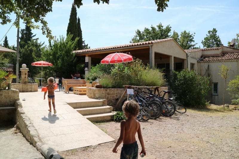 De receptie van de kleine camping L'Avelanede