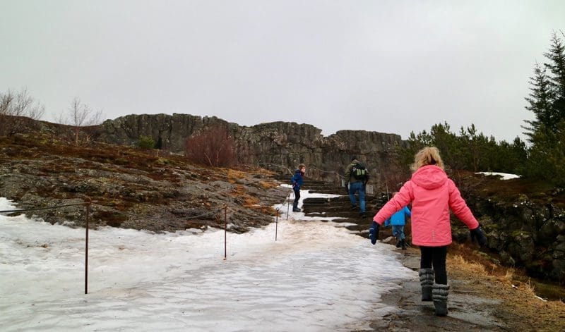 In de winter zijn sommige wandelpaden afgesloten, of glibberig.