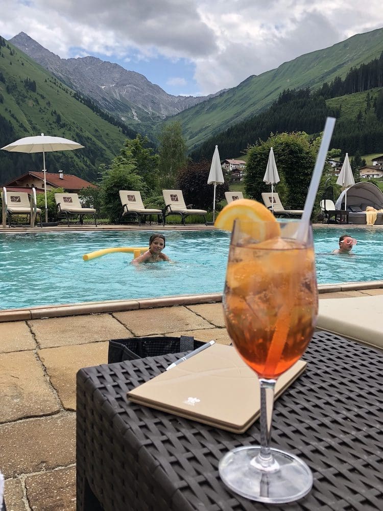 hotel singer review